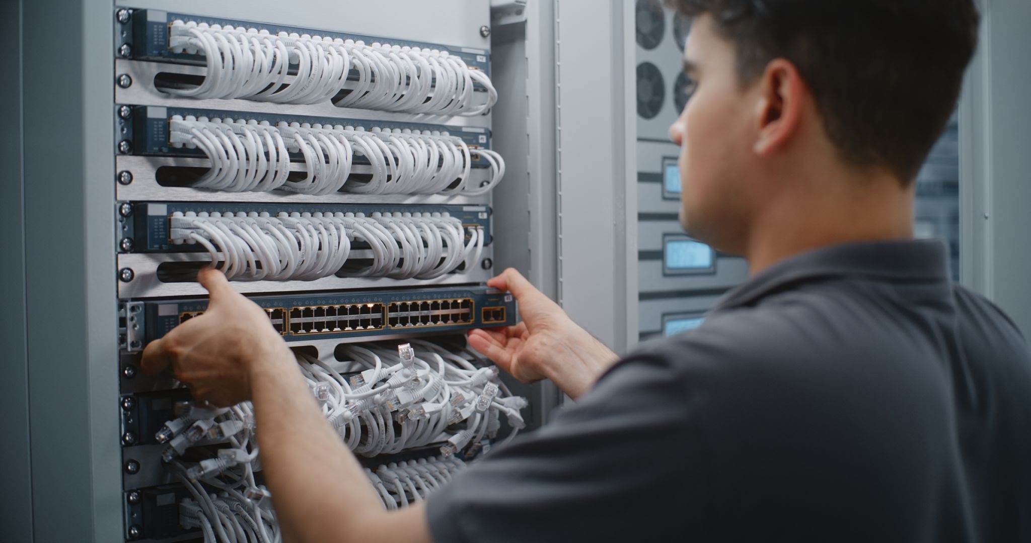 Infraestrutura de switches e rack corporativo com organização de cabos e equipamentos