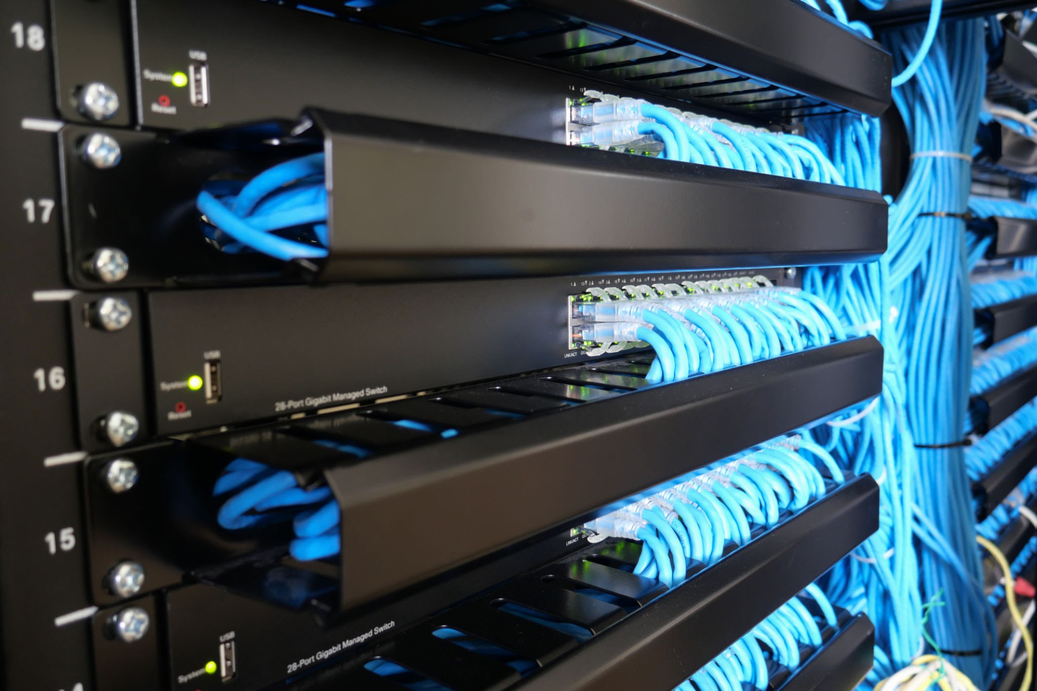 Switch gerenciável configurado com VLANs e DMZ para rede corporativa