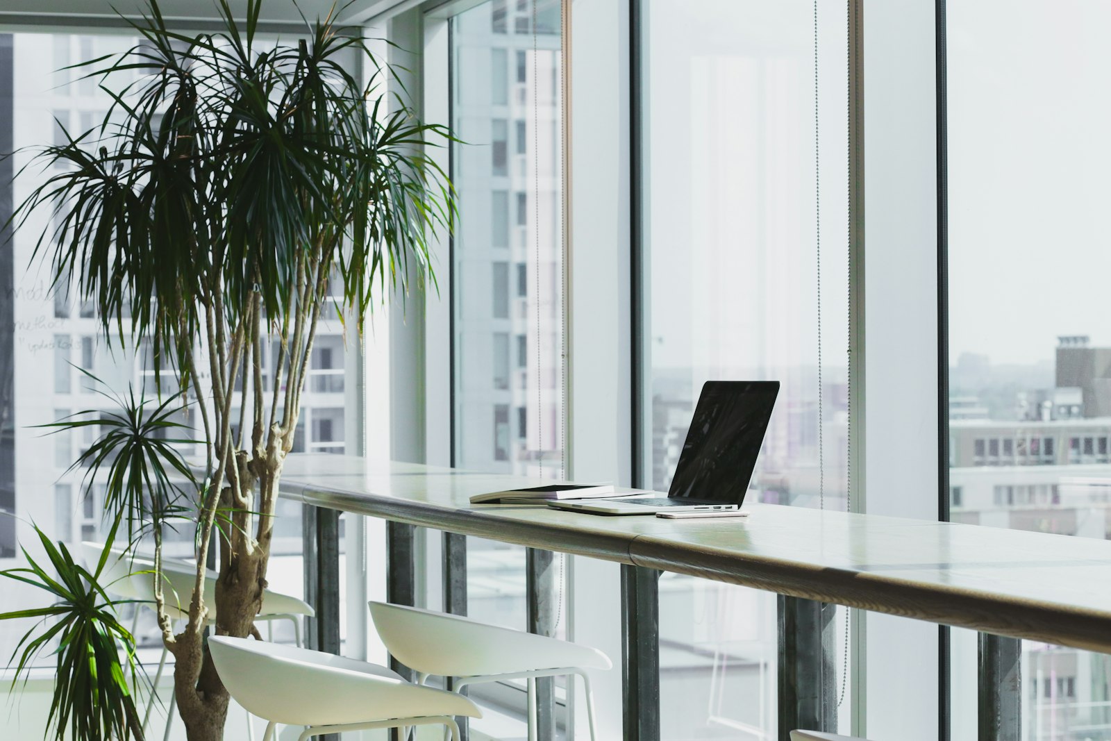 Técnico de TI configurando e-mail e infraestrutura de escritório corporativo em Curitiba