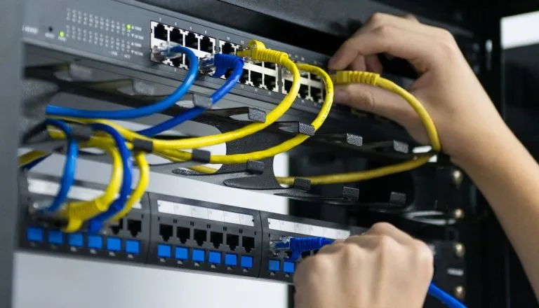 Rede estruturada organizada com switches e cabeamento para empresas em Curitiba
