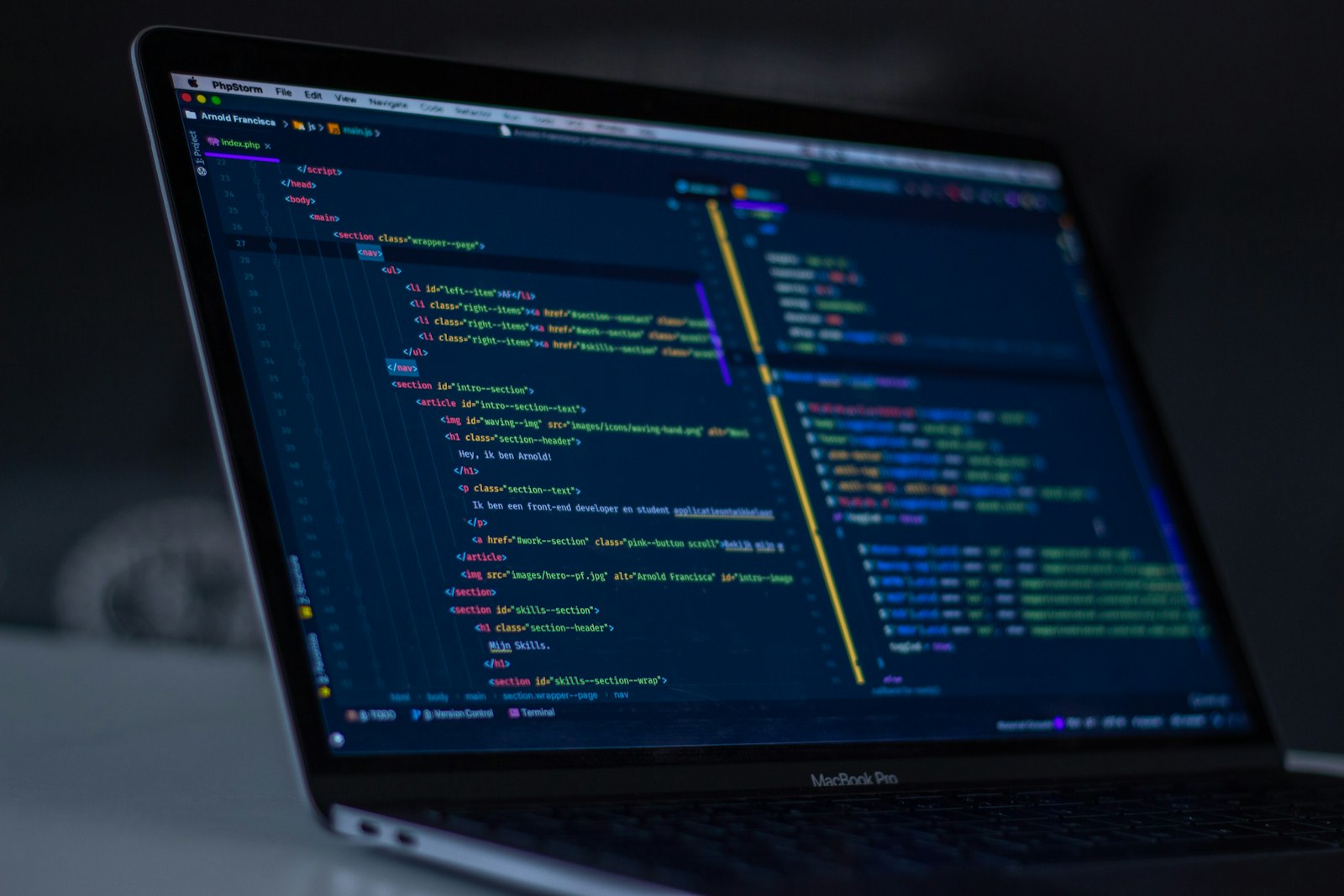 Técnico de TI configurando servidores e monitoramento em empresa de tecnologia de Curitiba